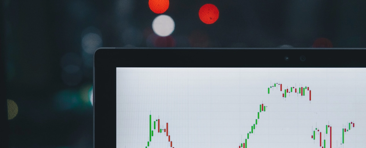 Tela de computador mostrando gráficos de queda e valorização do mercado de renda variável volátil de ativos negociáveis em bolsa.